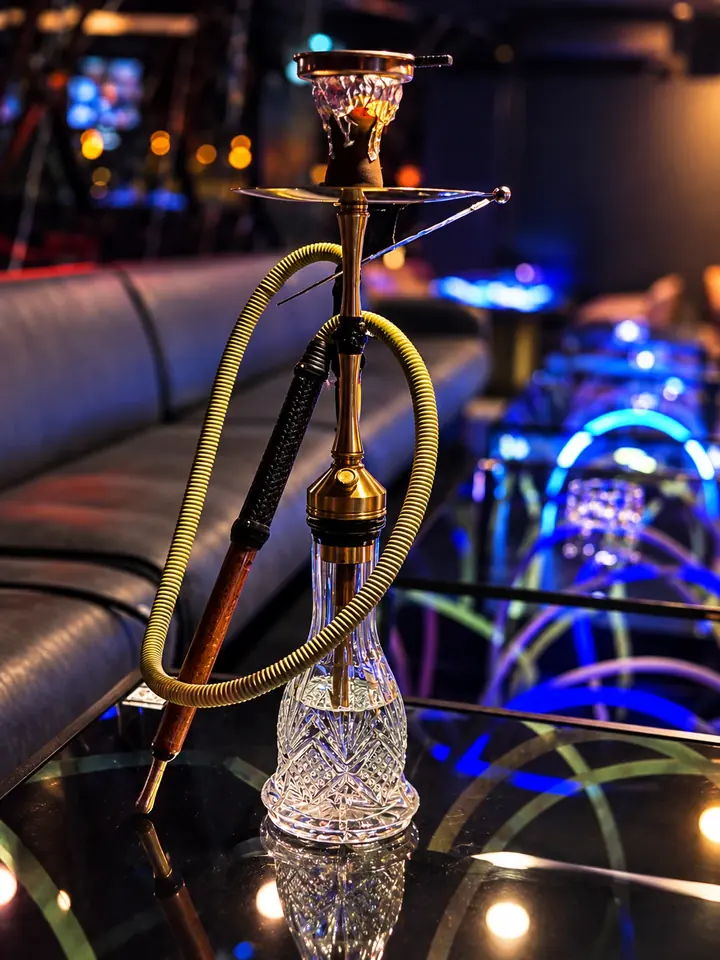 Goldene Elmas-Shisha mit gelbem Schlauch und Kristall-Bowl