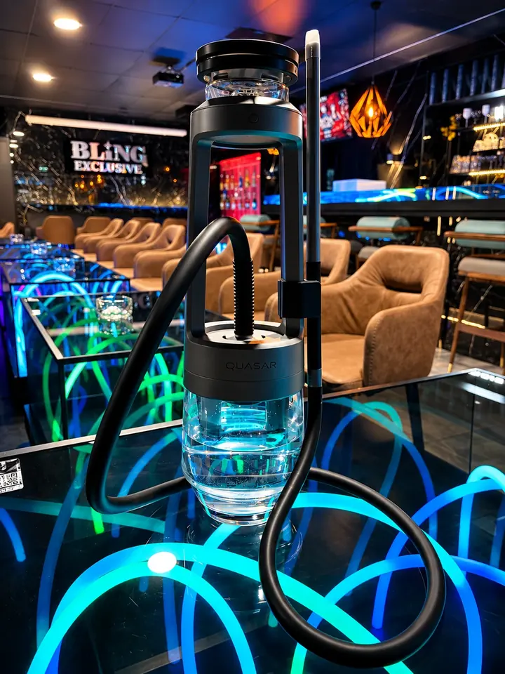 Quasar-Shisha auf einem Neon-Tisch, dahinter das BLING-EXCLUSIVE-Schild und die Lounge-Sessel
