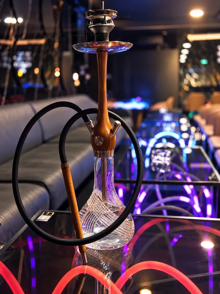 Wookah-Shisha aus Holz mit schwarzem Schlauch und geschliffener Glasbowl