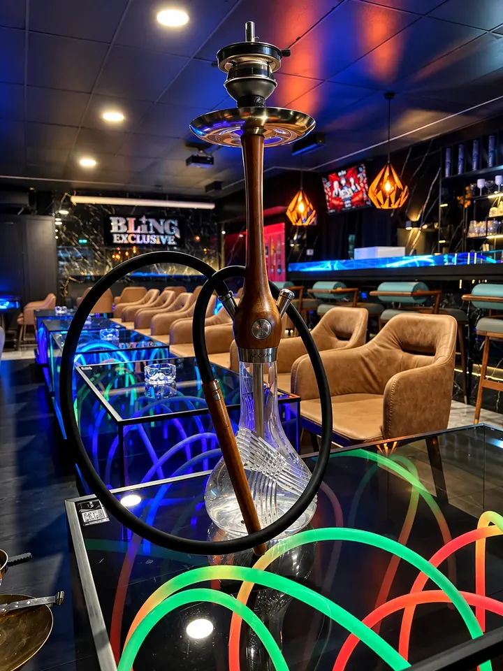Wookah-Shisha aus Holz mit geschliffener Glasbowl vor dem BLING-EXCLUSIVE-Schild